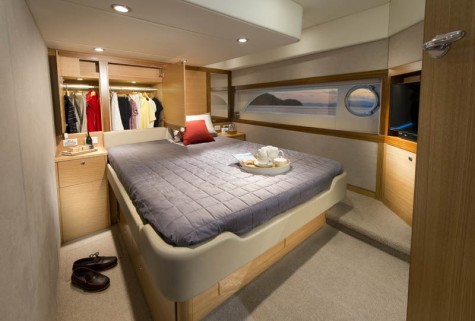 Riviera 515 SUV Master Stateroom 02.jpg